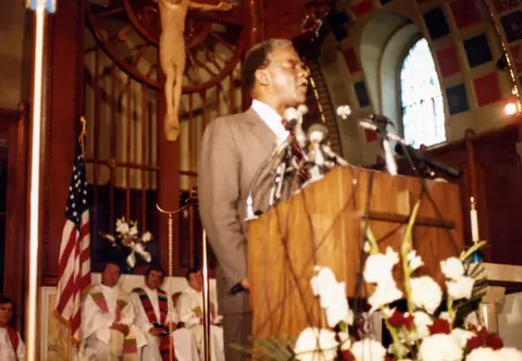 Funeral de Rudy Lozano en la iglesia de San Pío V, Pilsen, junio de 1983