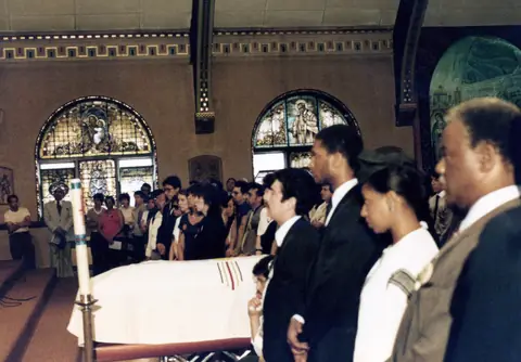 Funeral de Rudy Lozano en la iglesia de San Pío V, Pilsen, junio de 1983