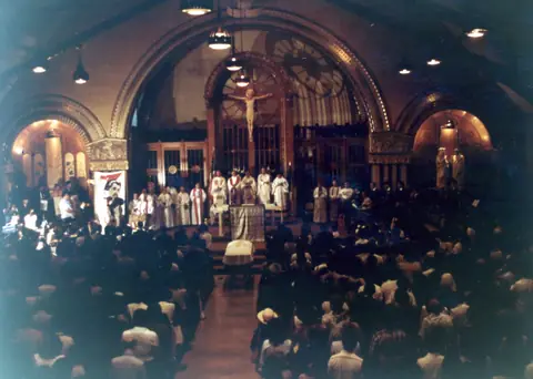 Funeral de Rudy Lozano en la iglesia de San Pío V, Pilsen, junio de 1983