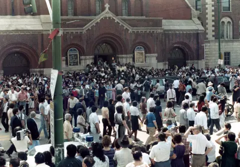 Funeral de Rudy Lozano en la iglesia de San Pío V, Pilsen, junio de 1983