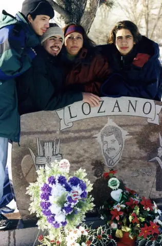 En la tumba de Rudy Lozano