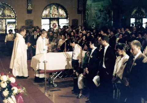 Funeral de Rudy Lozano en la iglesia de San Pío V, Pilsen, junio de 1983