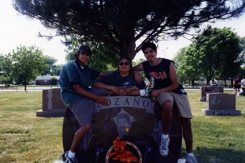 En la tumba de Rudy Lozano