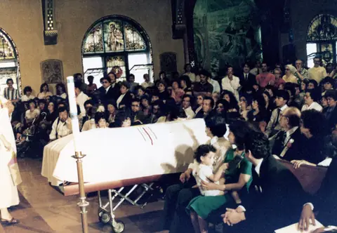 Funeral de Rudy Lozano en la iglesia de San Pío V, Pilsen, junio de 1983