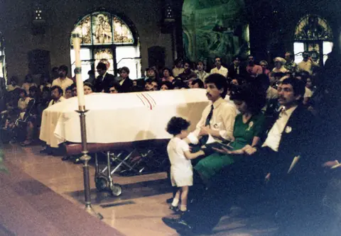 Funeral de Rudy Lozano en la iglesia de San Pío V, Pilsen, junio de 1983