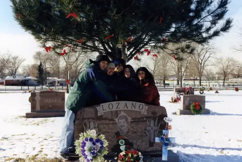 En la tumba de Rudy Lozano