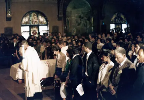 Funeral de Rudy Lozano en la iglesia de San Pío V, Pilsen, junio de 1983
