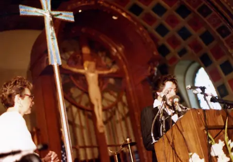 Funeral de Rudy Lozano en la iglesia de San Pío V, Pilsen, junio de 1983