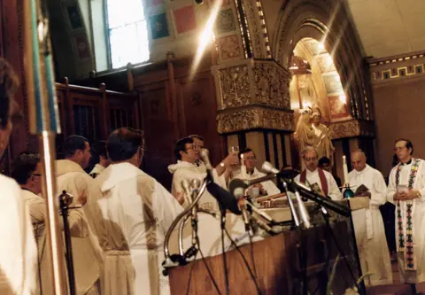 Funeral de Rudy Lozano en la iglesia de San Pío V, Pilsen, junio de 1983