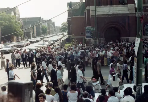 Funeral de Rudy Lozano en la iglesia de San Pío V, Pilsen, junio de 1983