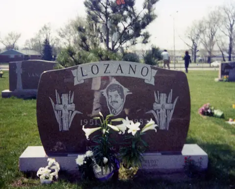 En la tumba de Rudy Lozano