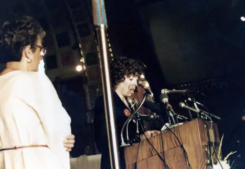 Funeral de Rudy Lozano en la iglesia de San Pío V, Pilsen, junio de 1983