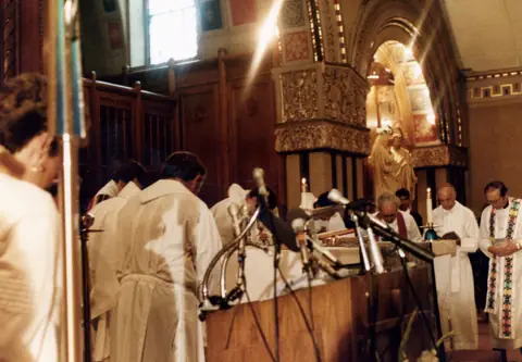 Funeral de Rudy Lozano en la iglesia de San Pío V, Pilsen, junio de 1983