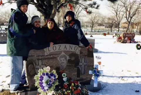 En la tumba de Rudy Lozano