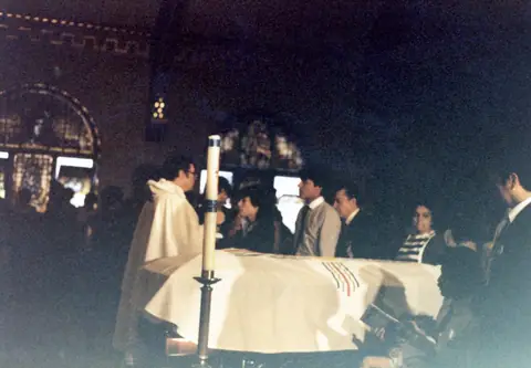Funeral de Rudy Lozano en la iglesia de San Pío V, Pilsen, junio de 1983
