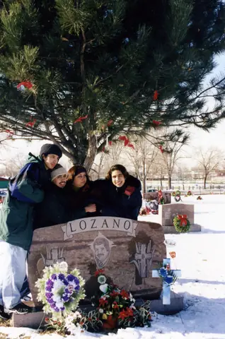 En la tumba de Rudy Lozano