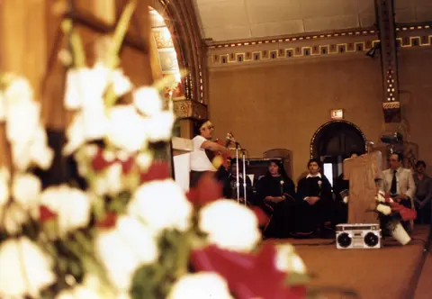 Funeral de Rudy Lozano en la iglesia de San Pío V, Pilsen, junio de 1983