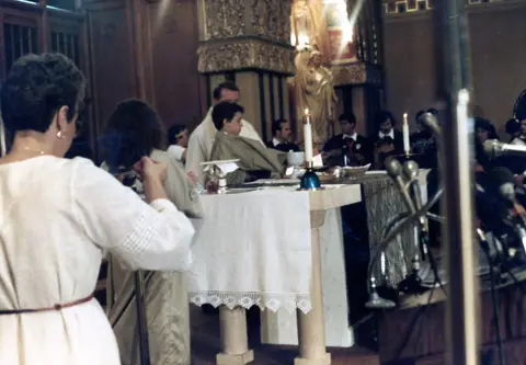 Funeral de Rudy Lozano en la iglesia de San Pío V, Pilsen, junio de 1983