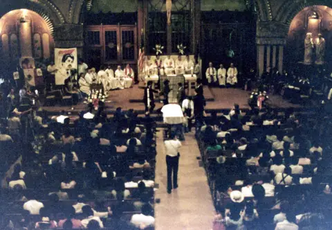 Funeral de Rudy Lozano en la iglesia de San Pío V, Pilsen, junio de 1983