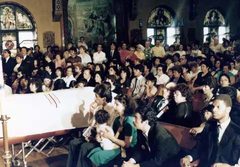 Funeral de Rudy Lozano en la iglesia de San Pío V, Pilsen, junio de 1983