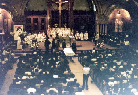 Funeral de Rudy Lozano en la iglesia de San Pío V, Pilsen, junio de 1983