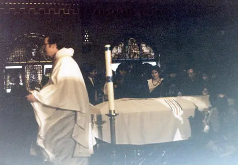 Funeral de Rudy Lozano en la iglesia de San Pío V, Pilsen, junio de 1983