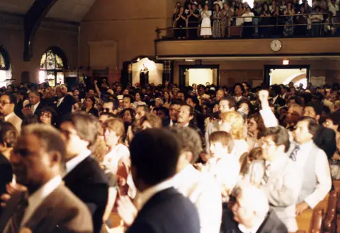 Funeral de Rudy Lozano en la iglesia de San Pío V, Pilsen, junio de 1983