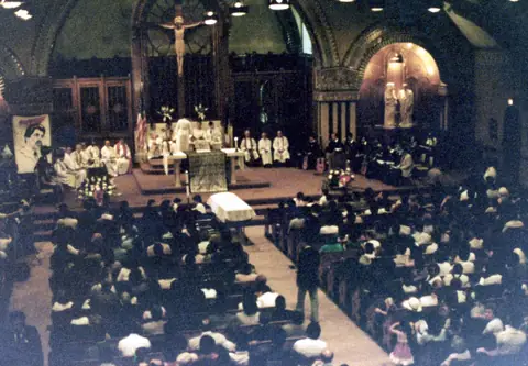 Funeral de Rudy Lozano en la iglesia de San Pío V, Pilsen, junio de 1983